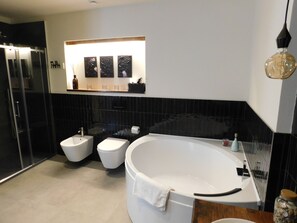 Deluxe Suite | Bathroom | Shower, rainfall showerhead, hair dryer, bidet - Piumaviola (Parma)
