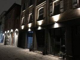 Fachada de la propiedad por la tarde o noche