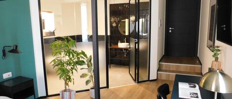 Deluxe suite | Bedden met traagschuimmatrassen, een laptopwerkplek, geluiddichte muren