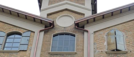 Vista frontal de la propiedad