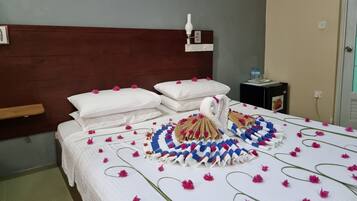 Family Room | Desk, soundproofing, free WiFi