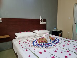 Family Room | Desk, soundproofing, free WiFi