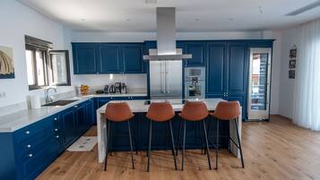 Vila | Dapur pribadi | Lemari es besar, microwave, oven, dan mesin pencuci piring