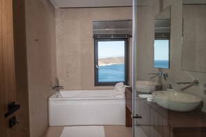 Villa | Badrum | Dusch, gratis toalettartiklar, tofflor och handdukar