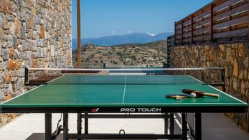 Tur mengamati hewan liar