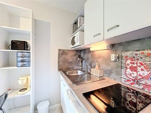 Fridge, microwave, oven, coffee/tea maker