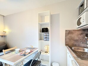 Fridge, microwave, oven, coffee/tea maker