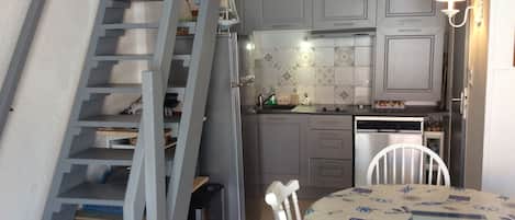Kühlschrank, Mikrowelle, Ofen, Herdplatte
