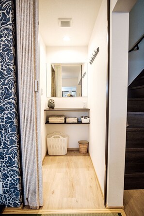 Basic House | Bathroom | Separate tub and shower, deep soaking tub, free toiletries, hair dryer - Shirakawa Seiryuan (Kyoto)