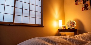 Casa básica | Cortinas opacas, tabla de planchar con plancha, cuna de viaje