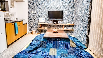 Casa bรกsica | รrea de sala de estar | Televisiรณn de pantalla plana de 32 pulgadas con canales digitales