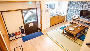 Casa bรกsica | รrea de sala de estar | Televisiรณn de pantalla plana de 32 pulgadas con canales digitales