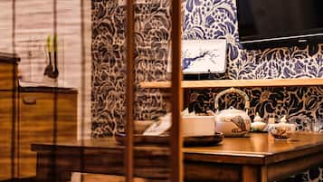 Casa bรกsica | รrea de sala de estar | Televisiรณn de pantalla plana de 32 pulgadas con canales digitales