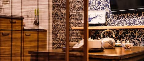 Casa básica | Zona de estar | Televisión de pantalla plana de 32 pulgadas con canales digitales