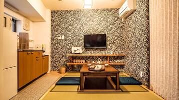 Casa bรกsica | รrea de sala de estar | Televisiรณn de pantalla plana de 32 pulgadas con canales digitales