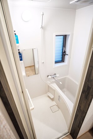 Casa Basic | Bagno | Vasca e doccia separate, vasca da bagno a immersione totale