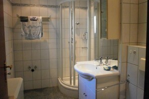 تجهيزات دش، مجففات شعر، صابون، ورق حمّام