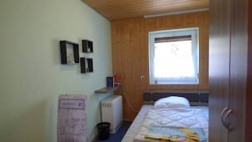 2 間睡房、書桌、熨斗/熨衫板、可攜式嬰兒床