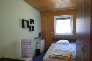 2 chambres, bureau, fer et planche à repasser, lit parapluie