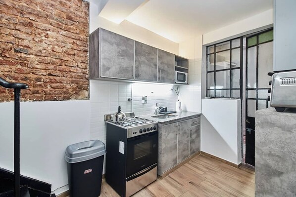 Refrigerador, microondas, horno, placa de cocina