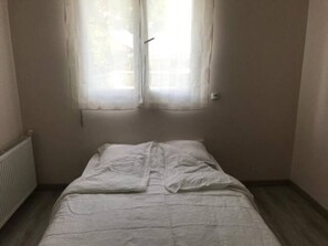 2 habitaciones y tabla de planchar con plancha