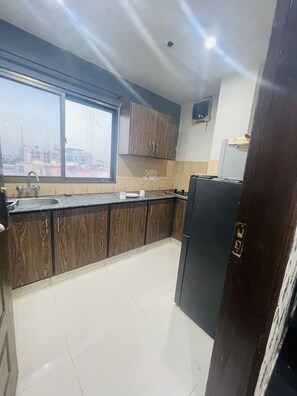 Oven - Lovely and cozy 2 bed Appartmint with a wife Netflix and view. (Islamabad)