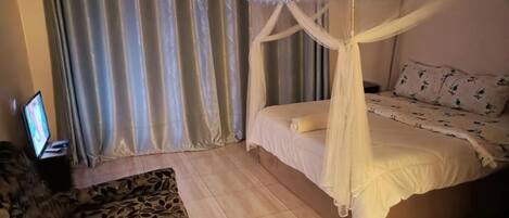 Blackout drapes, free WiFi