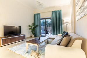 Luxus-Stadtwohnung, 3 Schlafzimmer, eigener Pool | Wohnbereich | 43-Zoll-Flachbildfernseher mit Kabelempfang, Fernseher, Netflix