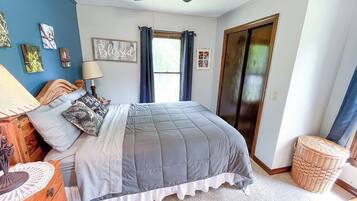 3 bedrooms, desk, iron/ironing board, free WiFi