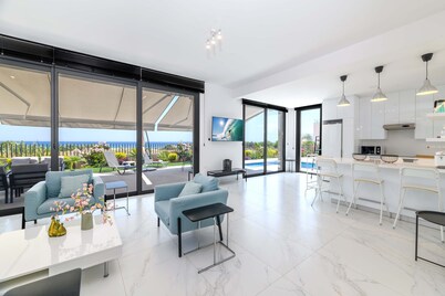 By The Beach - Emerald Seaview Villa