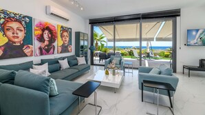 40-inch Smart TV with satellite channels, TV - By The Beach - Emerald Seaview Villa (Paralimni)