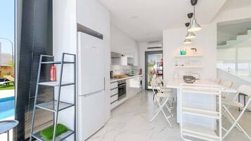 Refrigerador con congelador, microondas, horno y parrilla de estufa