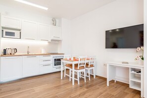 Réfrigérateur, four à micro-ondes, un four, surface de cuisson