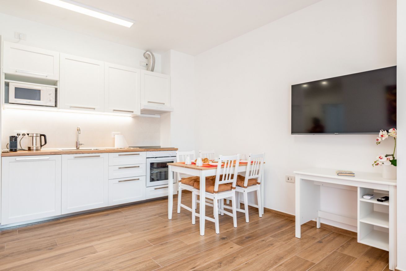 Frigorífico, microondas, horno y placa de cocina