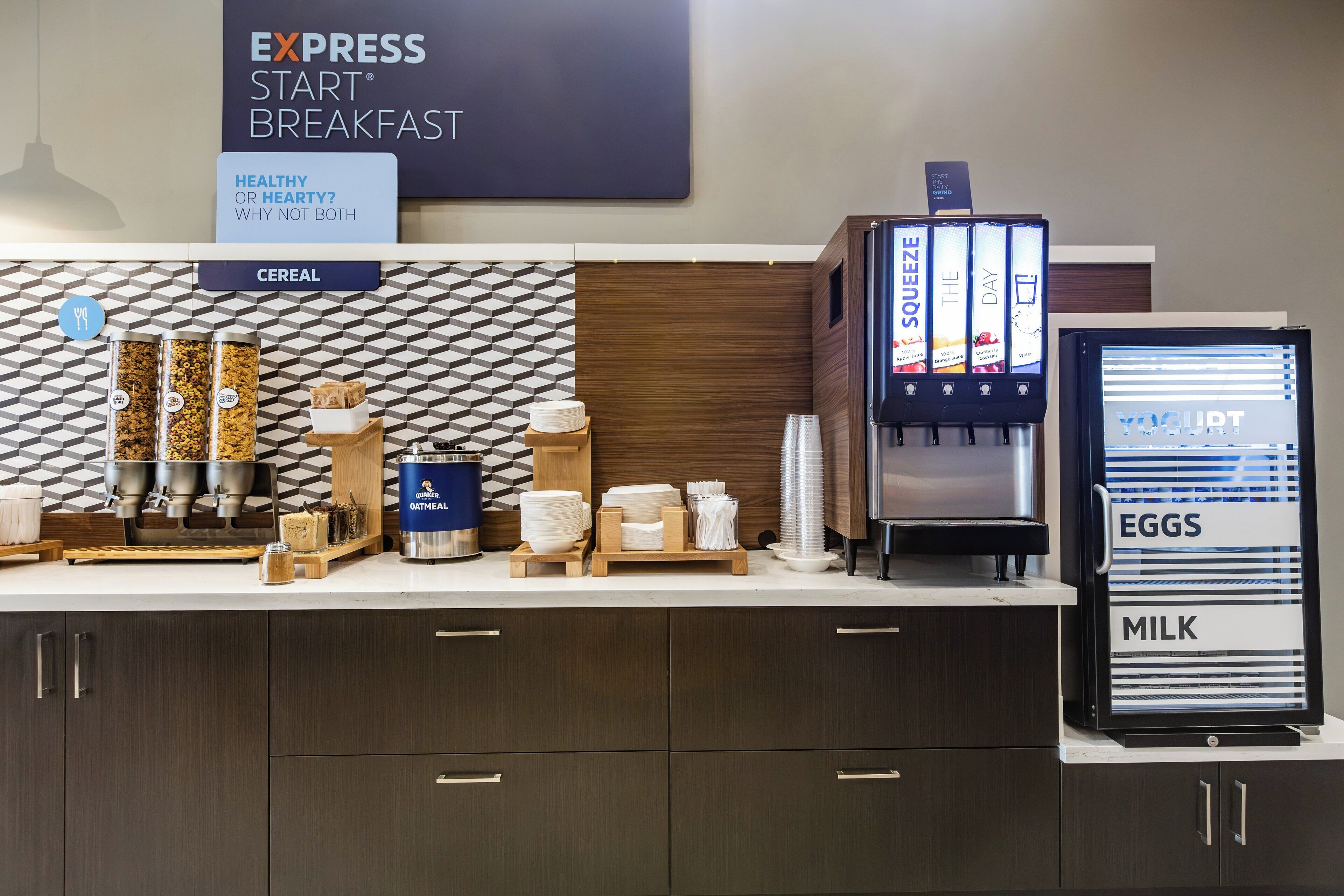Un coin petit-déjeuner équipé d’un distributeur de céréales, d’une machine à café et d’une machine à yaourt.