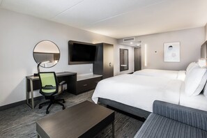 In-room safe, desk, blackout drapes, soundproofing - Holiday Inn Express & Suites Toronto Airport South by IHG (Toronto)