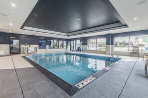 Indoor pool - Holiday Inn Express & Suites Toronto Airport South by IHG (Toronto)