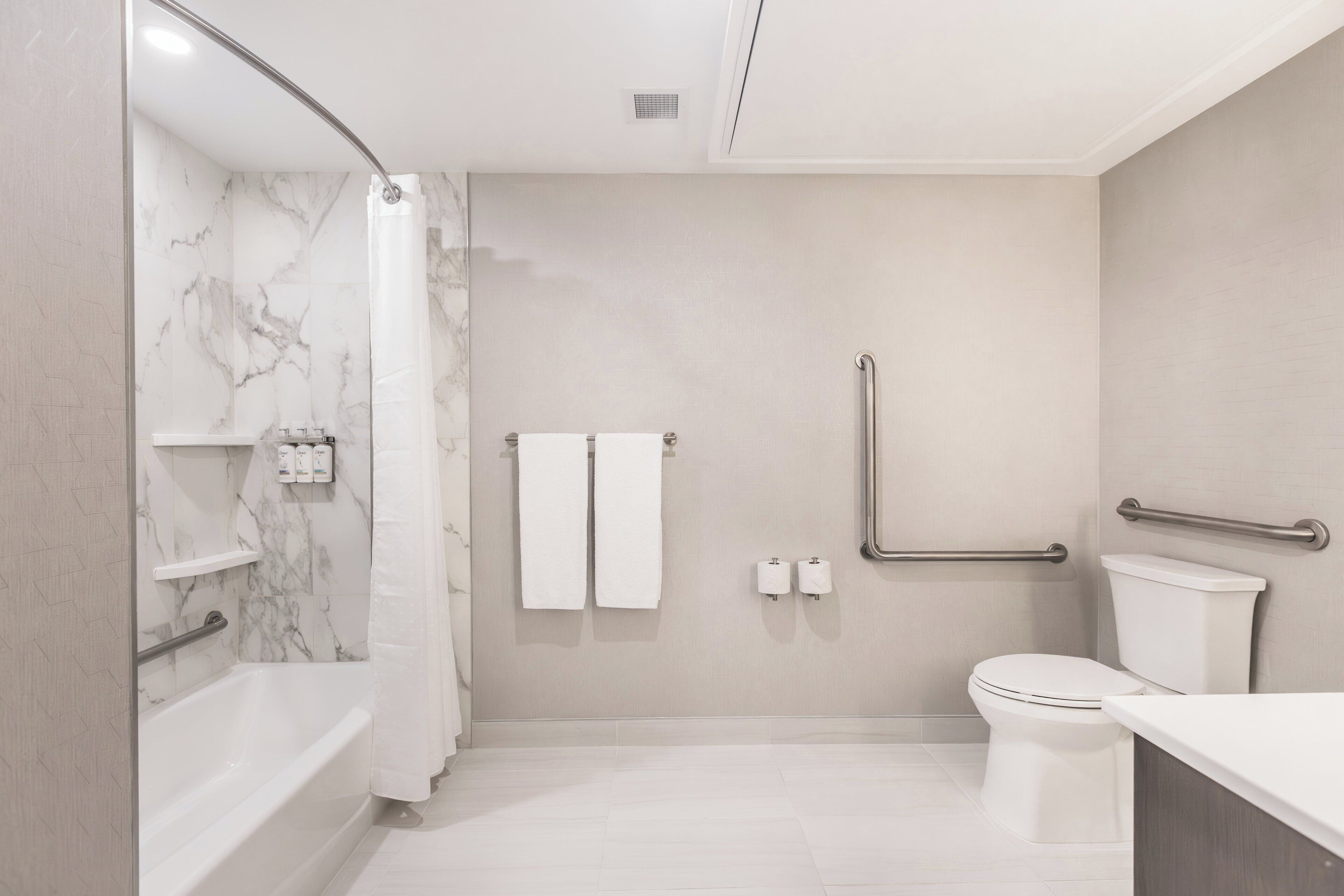 Un baño moderno con bañera, inodoro y ducha.