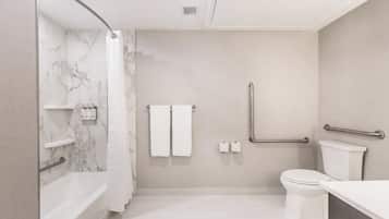 Un baño moderno con bañera, inodoro y ducha.