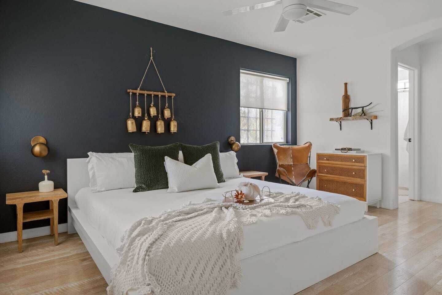 4 slaapkamers, een bureau, een strijkplank/strijkijzer, reisbedje