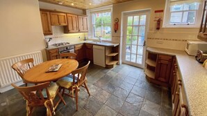Unclassified image, 2 of 11, button - 2 Bed House Sleeps 4 - Garden, Parking & Pets (Keswick)