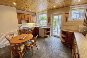 Lemari es, microwave, oven, dan kompor