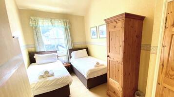 2 kamar tidur, setrika/meja setrika, Wi-Fi gratis, dan seprai linen