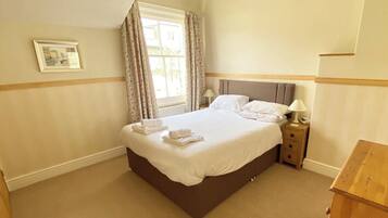 2 kamar tidur, setrika/meja setrika, Wi-Fi gratis, dan seprai linen