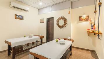 Couples treatment rooms, body treatments, hydrotherapy, aromatherapy