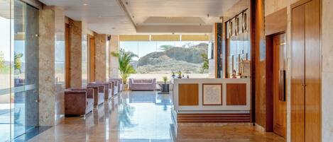 Coin salon dans le hall