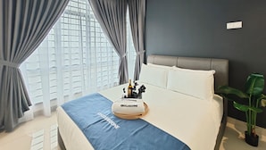 Un dormitorio moderno con cama, ventilador de techo, ventana con cortinas y una planta en maceta.