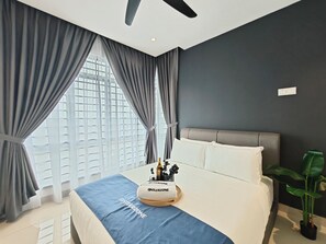 Desk, laptop workspace, blackout drapes, iron/ironing board - ARC Austin Hills Residensi By Antlerzone (Johor Bahru)