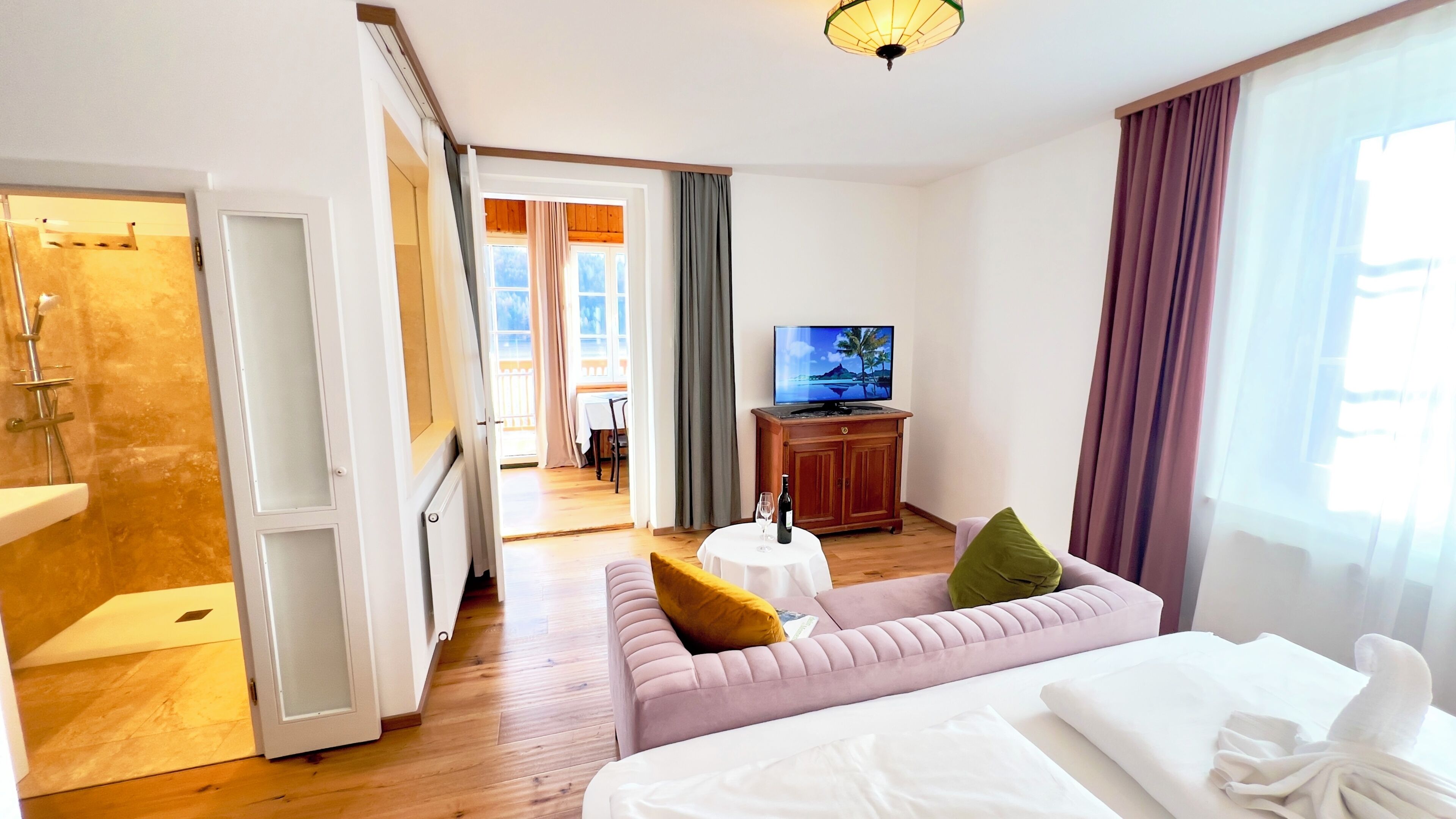 Classic Suite | In-room safe, desk, laptop workspace, blackout drapes