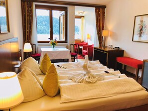 Suite superior | Caja de seguridad en la habitación y escritorio 